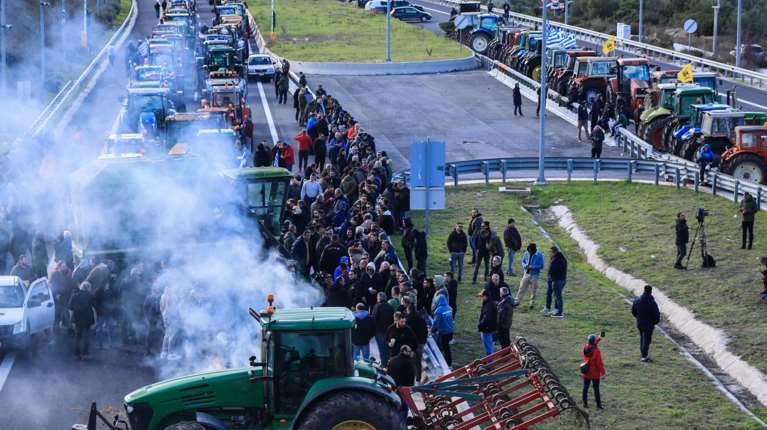"Να εφαρμοστεί ο νόμος", λέει η κυβέρνηση για τα αγροτικά μπλόκα - "Κομματικά εγκάθετοι πυρπολούν τη συνάντηση"