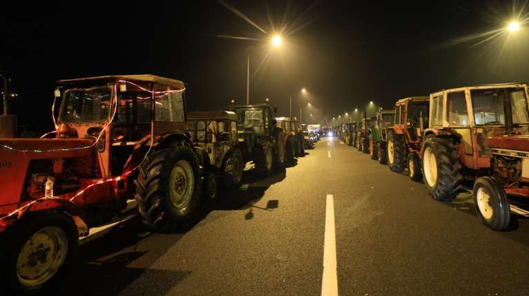 Ανυποχώρητοι οι αγρότες μετά τα επεισόδια στη Θεσσαλονίκη - Στήνονται νέα μπλόκα, ουρές χιλιομέτρων στα τελωνεία