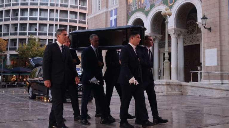 Η στιγμή που φτάνει η σορός του Διονύση Σαββόπουλου στη Μητρόπολη – Σε λαϊκό προσκύνημα μέχρι τις 11:30