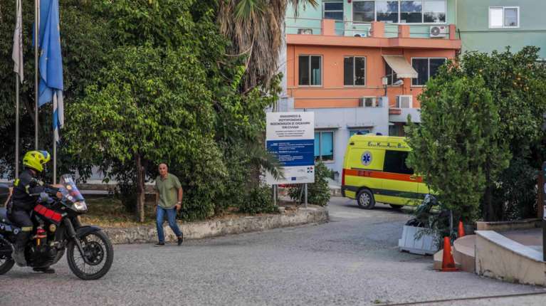 Αχαΐα: Από ανακοπή ο θάνατος του 3χρονου - Επεσαν με τον θείο του αγκαλιά από τη μάντρα 2 μέτρων