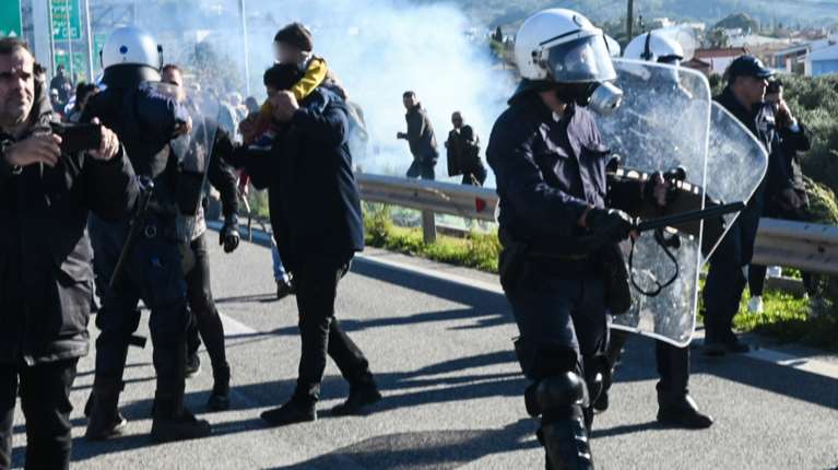 Aγρότες: Σήκωσαν τις μπάρες στο Αντίρριο, ένταση και χημικά από την ΕΛΑΣ στο Ρίο - Ολα τα μπλόκα
