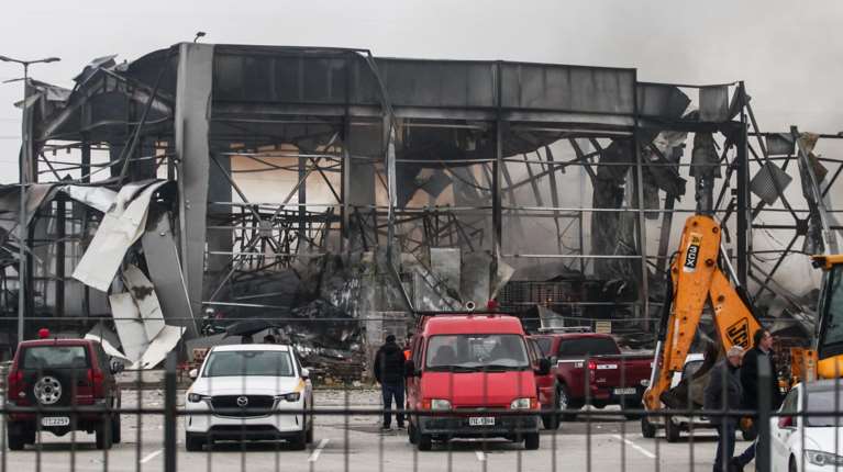 Τρίκαλα: "Υποχώρησε το πάτωμα και έπεσαν στο υπόγειο μέσα στη φωτιά"