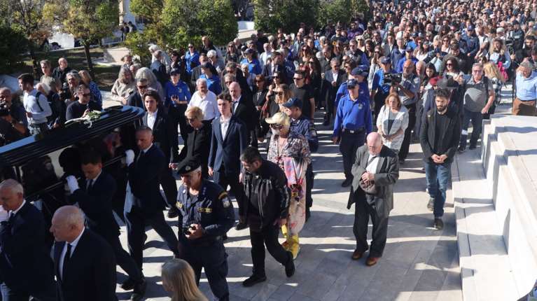 Διονύσης Σαββόπουλος: Η Ελλάδα αποχαιρέτησε τον &quot;Νιόνιο&quot;, συγκίνηση στο τελευταίο αντίο με το &quot;Ας κρατήσουν οι χοροί&quot;