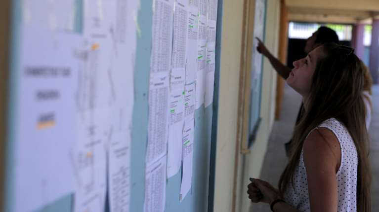Πανελλήνιες 2025: Πρώτες εκτιμήσεις για τις Ελάχιστες Βάσεις Εισαγωγής - Πού θα φτάσουν Ιατρικές, Νομικές και Στρατιωτικές Σχολές