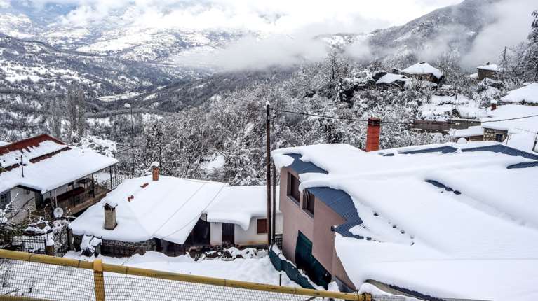 Χιονίζει σε Πάρνηθα και Βίλια: Στα λευκά Μεσσηνία, Ηλεία, Λακωνία: Εως -15 ο υδράργυρος [εικόνες - βίντεο]