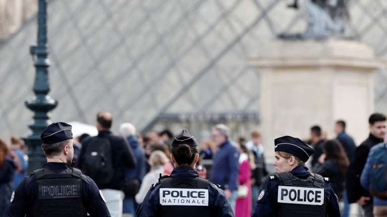 Μουσείο του Λούβρου: Δύο συλλήψεις για την κλοπή των πολύτιμων κοσμημάτων