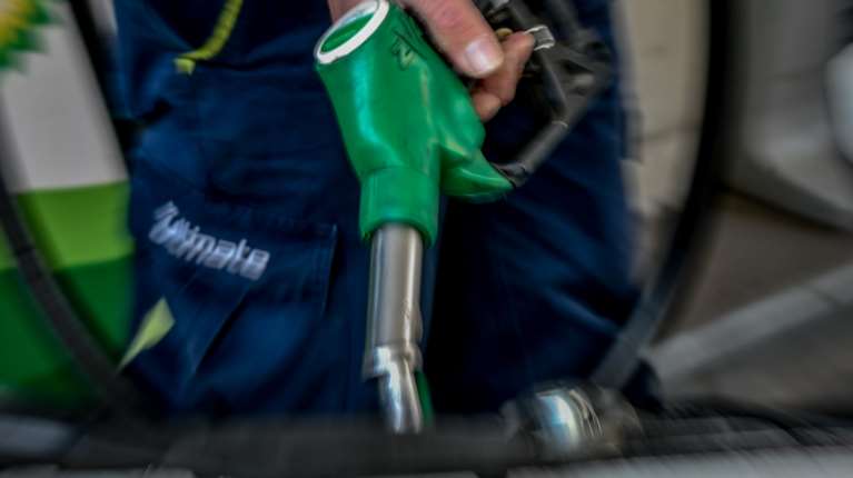 Σύγκρουση Ισραήλ - Ιράν: To παράδοξο με την τιμή του πετρελαίου: Το βαρέλι πέφτει, αλλά τα καύσιμα... ανεβαίνουν