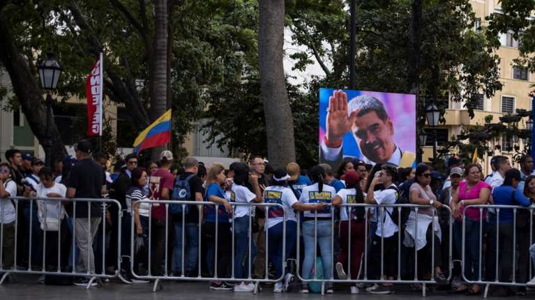 Guardian: Ο Μαδούρο έχει φύγει, αλλά το καθεστώς του είναι άθικτο και η αντιπολίτευση στο περιθώριο