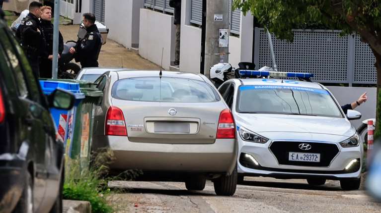 Έγκλημα στη Γλυφάδα: "Το περιμέναμε, είχαν προβλήματα", λένε οι γείτονες - "Δεν μιλούσε με τον κόσμο, ήταν εσωστρεφής"