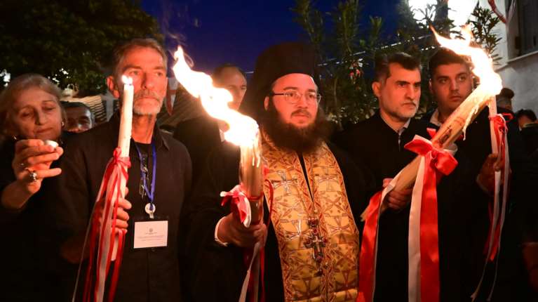 Στο Μετόχι του Πανάγιου Τάφου το Άγιο Φως - Μεταφέρθηκε σε όλη την Ελλάδα με ειδικές πτήσεις [εικόνες-βίντεο]