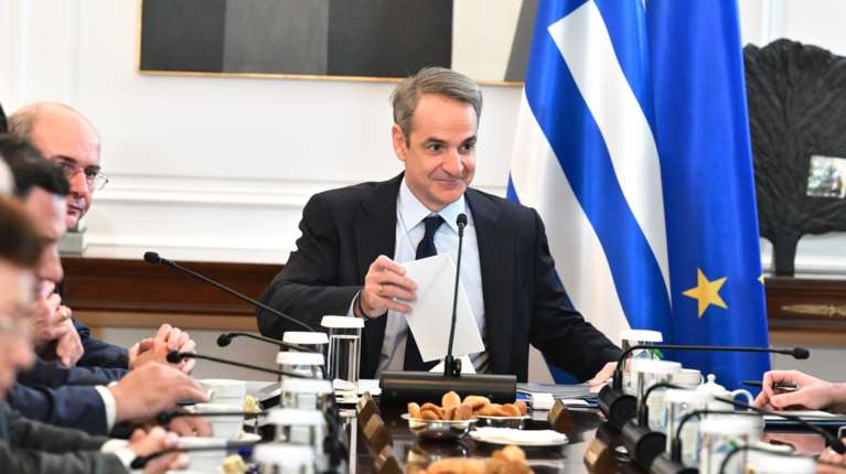 Η κυβέρνηση θέλει να προσεγγίσει το κεντρώο κοινό με θεσμικές πρωτοβουλίες - Μεγάλο αβαντάζ η διάσπαση της κεντροαριστεράς