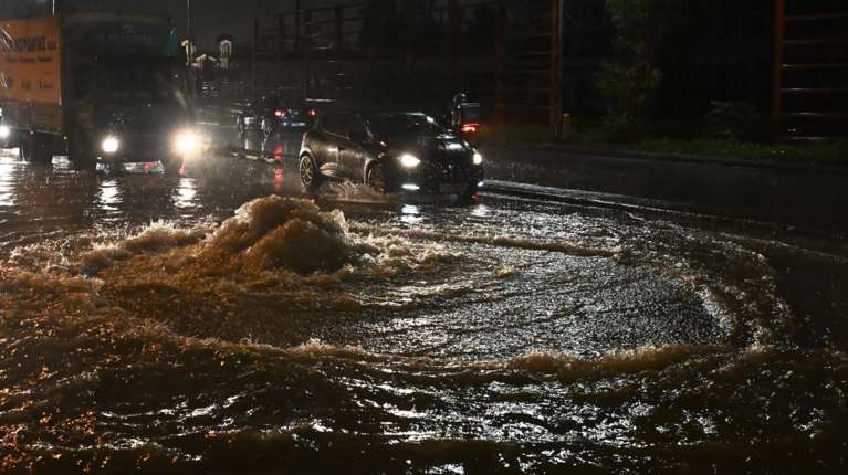 Η κακοκαιρία Byron &quot;χτυπά&quot; την Αθήνα: Καταιγίδες, αστραπές και κυκλοφοριακά προβλήματα σε πολλές περιοχές