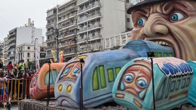 Πάτρα: Σε κλίμα ενθουσιασμού η μεγάλη καρναβαλική παρέλαση - Χιλιάδες επισκέπτες στην πόλη