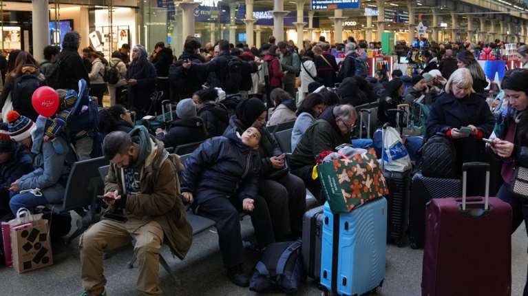 Χάος στη σήραγγα της Μάγχης: Γιατί ακυρώθηκαν όλα τα δρομολόγια τρένων της Eurostar από και προς το Λονδίνο