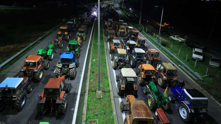 Σκληραίνουν την στάση τους οι αγρότες: 1.500 τρακτέρ στον Ε-65 την Τρίτη - Πού στήνονται τα νέα μπλόκα