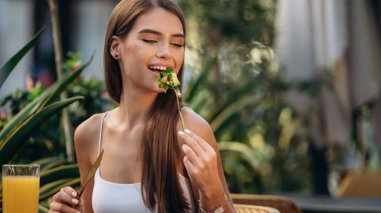 Harvard: Αυτές είναι οι 6 νέες διατροφικές τάσεις που κυριαρχούν σήμερα