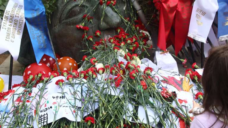 Πολυτεχνείο: Συγκίνηση και ενθουσιασμός από πλήθος κόσμου για την επέτειο της εξέγερσης - Εκλεισαν οι πόρτες