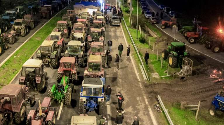 Σκληρή στάση από τους αγρότες: Αυξάνονται τα μπλόκα - Άγρια επεισόδια σε Ηράκλειο και Χανιά [εικόνες - βίντεο]