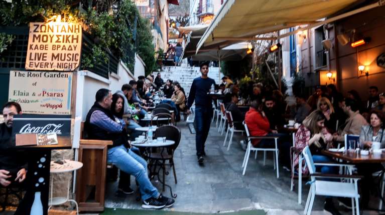 Καφε-οικονομία η Ελλάδα με στροφή σε κλάδους χαμηλής παραγωγικότητας όπως η εστίαση και ο τουρισμός