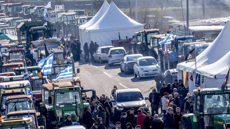 Τη Δευτέρα "κόβουν" την Ελλάδα στα δύο οι αγρότες: Κατασκευασμένο "διάλογο" βλέπει η Πανελλαδική - "5 μπλόκα τα βάφτισαν 18"