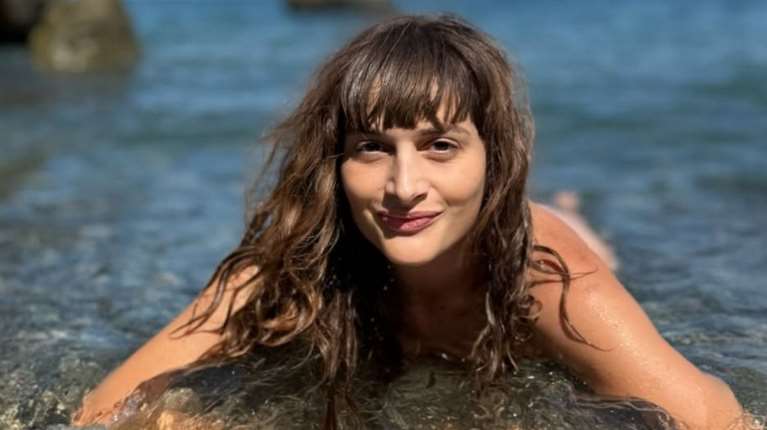 Η Μαρία Κωνσταντάκη βουτά χωρίς μαγιό στις βάθρες της Σαμοθράκης