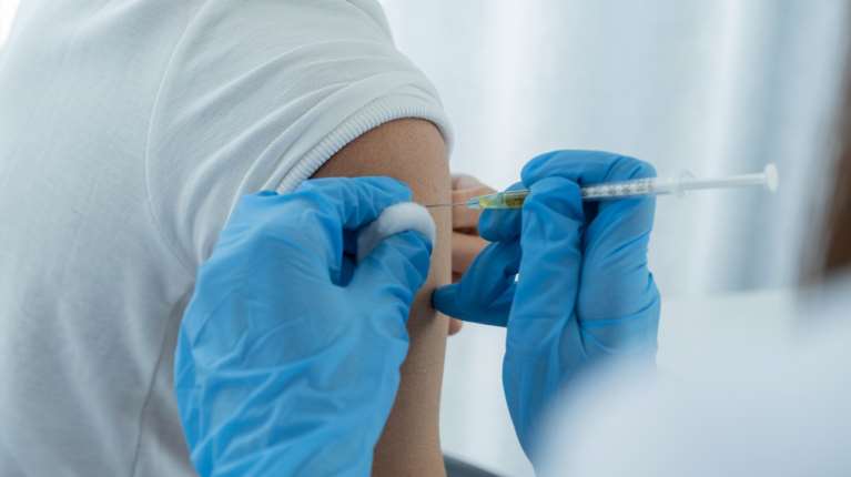 Γρίπη: Πόσο μας προστατεύει το εμβόλιο από το νέο "στέλεχος Κ" που σαρώνει - Ποιοι κινδυνεύουν περισσότερο