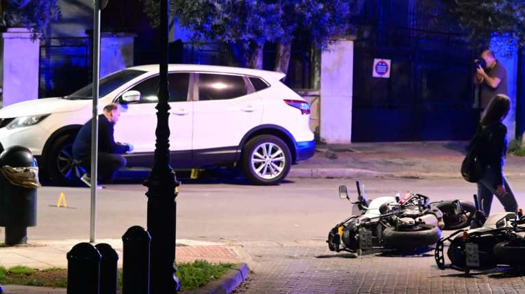 Κινηματογραφική καταδίωξη με τραυματίες αστυνομικούς μετά από διάρρηξη στον Άγιο Δημήτριο - &quot;Ακούστηκαν 5 πυροβολισμοί&quot;