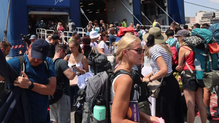 Χάος στο λιμάνι του Πειραιά: Χιλιάδες τουρίστες στο έλεος του καιρού και των απαγορευτικών [εικόνες-βίντεο]