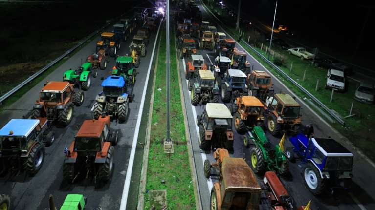 Αγρότες: Πληθαίνουν τα τρακτέρ στα μπλόκα σε όλη την Ελλάδα - Κλείνουν εθνικές οδοί και τελωνεία