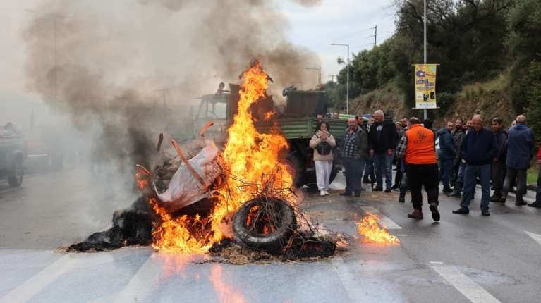 Επιμένουν οι αγρότες: Έκλεισε η Αθηνών-Λαμίας στη Θήβα - Μπλόκο και στη Λέσβο