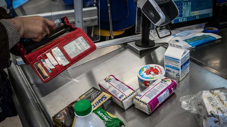 Σούπερ μάρκετ: Ποια προϊόντα ακρίβυναν τον τελευταίο χρόνο και σε ποια έπεσαν οι τιμές - Έρευνα του ΙΕΛΚΑ