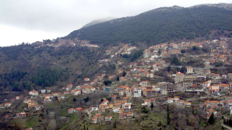 Το &quot;κρεμαστό χωριό της Πελοποννήσου&quot; που υπόσχεται ιδανικά φθινοπωρινά Σαββατοκύριακα