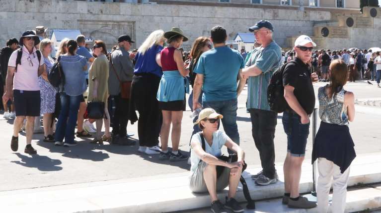 Σύνταγμα: Τουρίστες από όλο τον κόσμο κάνουν ουρά για την εντυπωσιακή αλλαγή φρουράς στον Άγνωστο Στρατιώτη [βίντεο]