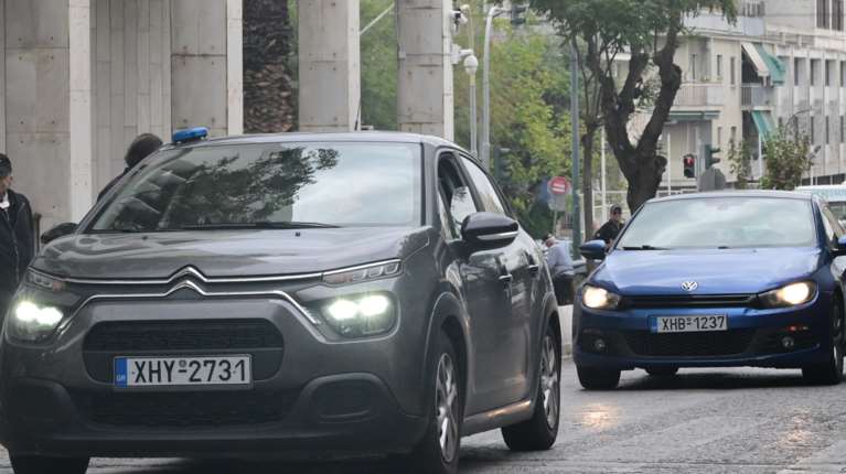 Σκάνδαλο ΟΠΕΚΕΠΕ: Κινηματογραφική άφιξη των 37 συλληφθέντων στη ΓΑΔΑ - Με... 25 συμβατικά οχήματα