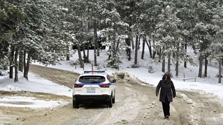 Χιόνια στα ορεινά της Εύβοιας και την κορυφή της Πάρνηθας - Εκλεισε ο δρόμος στο ύψος του καζίνου [βίντεο]