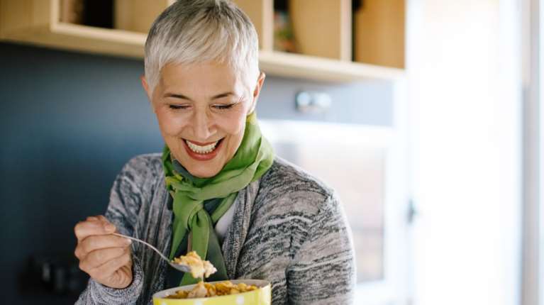 Αυτές είναι οι 5 τροφές που κρατούν ζωντανή τη μνήμη μας μετά τα 50