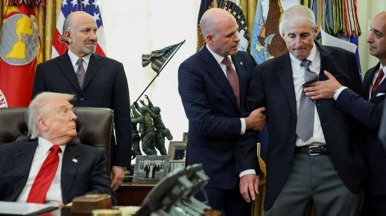 Πανικός στον Λευκό Οίκο: Στέλεχος φαρμακευτικού κολοσσού κατέρρευσε μπροστά στον Τραμπ στο Οβάλ Γραφείο [βίντεο]