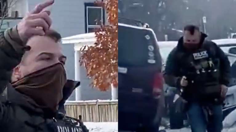 Η στιγμή που ο πράκτορας της ICE φεύγει ατάραχος κοιτάζοντας το κινητό του, μετά τον πυροβολισμό της 37χρονης