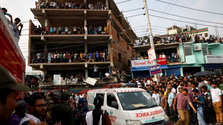 Τραγωδία στο Μπαγκλαντές: Εκπαιδευτικό αεροσκάφος της πολεμικής αεροπορίας έπεσε σε σχολείο -Τουλάχιστον 16 νεκροί