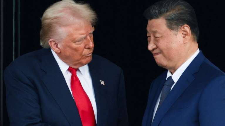 O Τραμπ ανακοίνωσε μείωση δασμών κατά 10% στην Κίνα - &quot;Καταπληκτική η συνάντηση με Σι Τζινπίνγκ&quot;