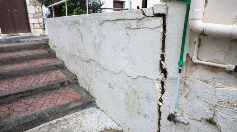 Βούτες Ηρακλείου: Κατολίσθηση "βλέπει" ο καθηγητής του ΕΜΠ Λουπασάκης πίσω από τις ρωγματώσεις [βίντεο]