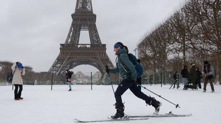 Σαρώνει την Ευρώπη η κακοκαιρία Γκορέτι: Ακυρώσεις πτήσεων σε Γαλλία και Ολλανδία