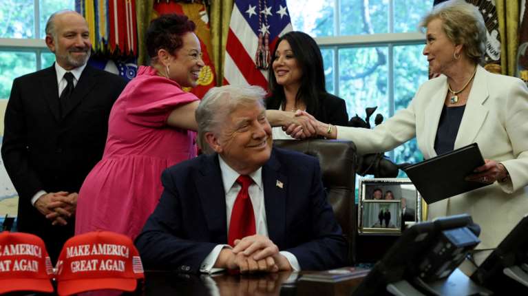 Ο Τραμπ αυξάνει με εκτελεστικό διάταγμα στο 50% τους δασμούς σε χάλυβα και αλουμίνιο