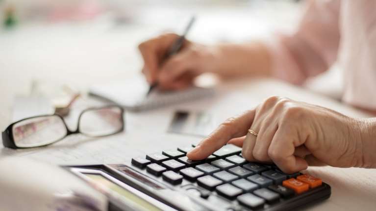 Μηνιαίες δηλώσεις ΦΠΑ: Ποιες επιχειρήσεις και ελεύθερους επαγγελματίες αφορά το μέτρο από 1η Οκτωβρίου