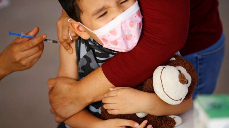 Πώς θα εμβολιαστούν φέτος τα παιδιά για την γρίπη: Πρεμιέρα για το ρινικό εμβόλιο - Νέες συστάσεις του υπουργείου Υγείας