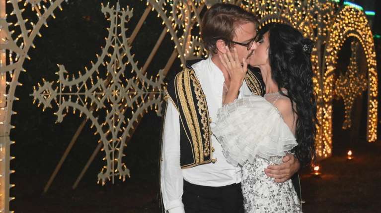 Με παραδοσιακή φορεσιά ο Νικόλας Νιάρχος στην παραμυθένια γαμήλια δεξίωσή του με την Πίκολα στη Ρώμη [εικόνες]