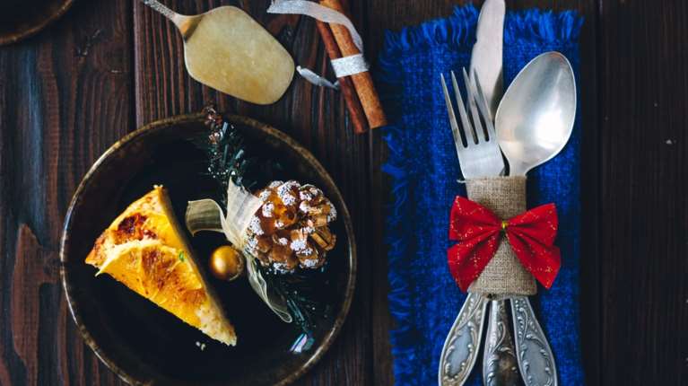 Tips: Πώς να τοποθετήσετε τα πιάτα και τα μαχαιροπίρουνα στο γιορτινό τραπέζι