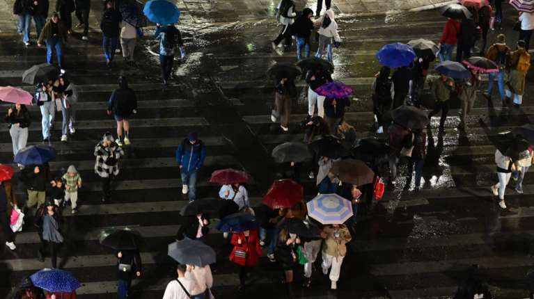 Δήμος Αθηναίων: Αναβολή της "Νύχτας των Ευχών" στην πλατεία Κοτζιά λόγω κακοκαιρίας