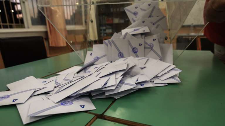 Δημοσκόπηση Interview: Χαμηλές πτήσεις για ΝΔ – ΠΑΣΟΚ , με 20% αναποφάσιστους - &quot;Κόβουν&quot; κρέας και ψάρι λόγω ακρίβειας