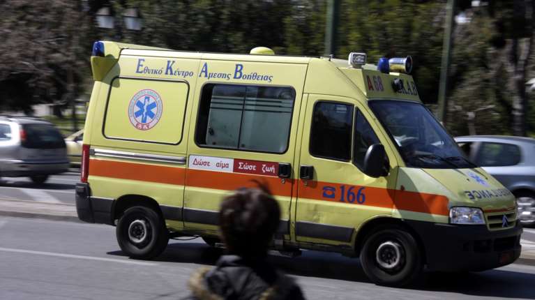 Τροχαίο με τραυματίες στη Γλυφάδα - Απεγκλωβίστηκε ένα άτομο